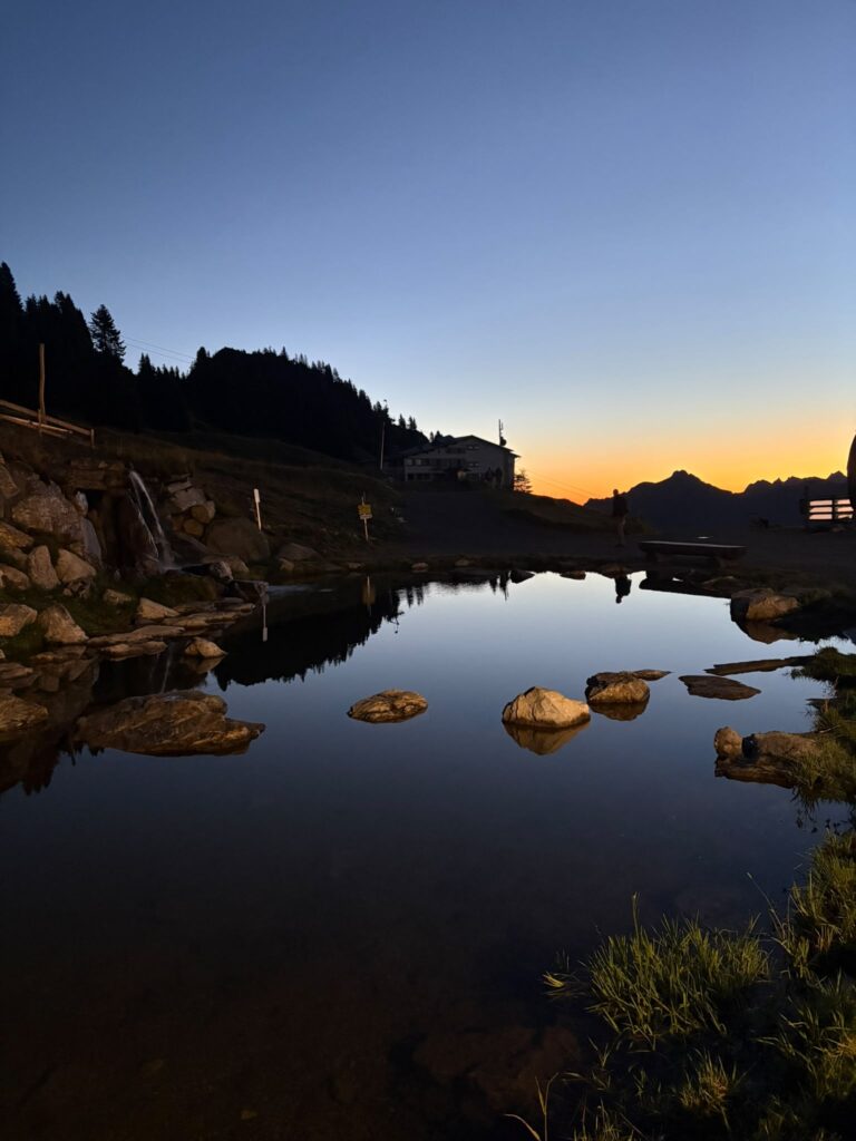 Spiegelnder See